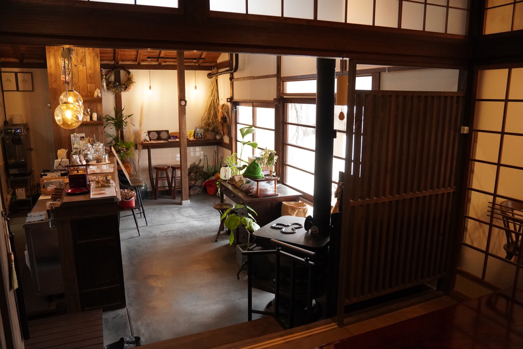 古民家を改装した月と小屋のカフェ店内