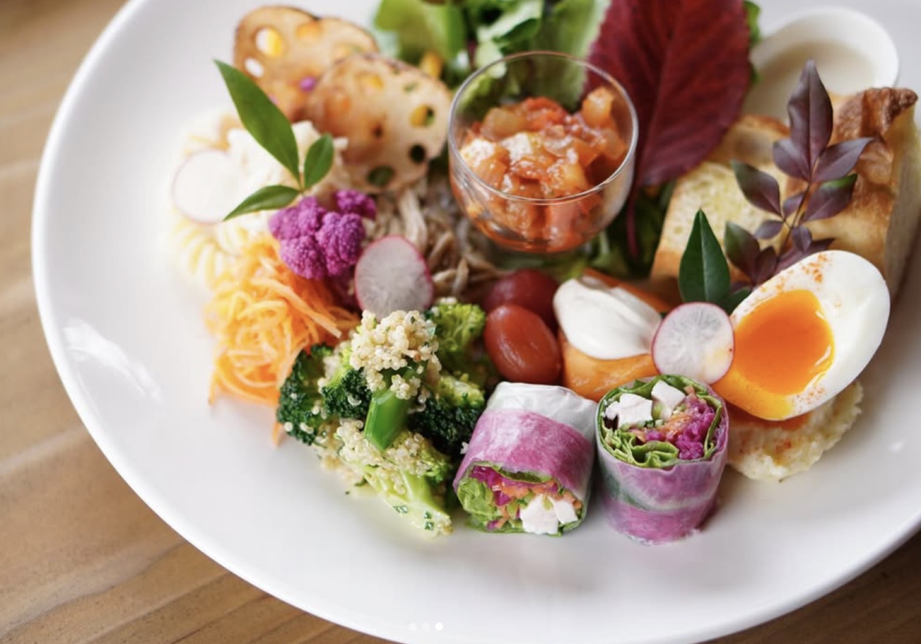 季節の野菜を盛り込んだサラダプレート
